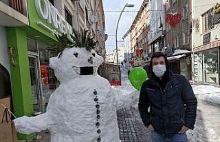 Sokakları kardan adamlarla süslediler