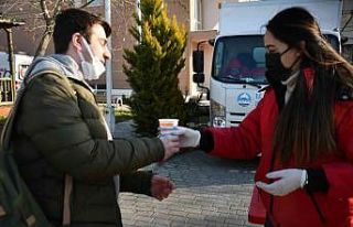 Söke Belediyesi buz gibi havada öğrencilerin içini...