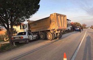 Sollamaya çalıştığı kamyona çarptı: 1 ölü