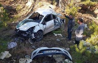 Sözleşmeli erlerin bulunduğu otomobil şarampole...