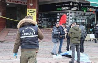 Stajyer avukatın iş merkezinden düşme anı kamerada