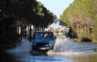 Su kaplı yolda sürücülerin zor anları