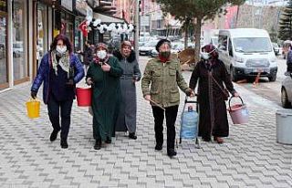 Su kesintilerini protesto için ellerinde kovalarla...