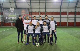 Şube müdürü halı sahada kalbine yenildi