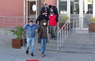 Suç makinesi hırsızlar, polis aracına çarpınca...