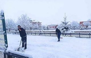 Şuhut’ta kar kalınlığı 10 santimetreyi buldu