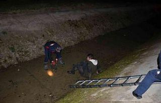 Sulama kanalına düşen alkollü şahıs polisi ve...