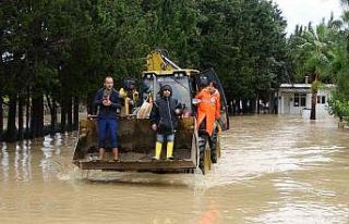 Sular altında kalan tatil sitesinde vatandaşlar...