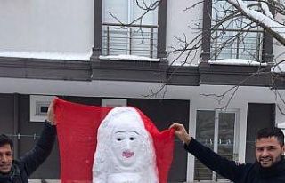 Sultanbeyli’de kardan gelin yapıp duvak taktılar