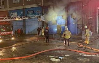 Sultanbeyli’de kâğıt helva deposunda yangın...