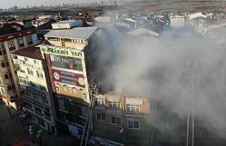 Sultangazi’de binanın çatısı alev alev yandı