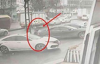 Sultangazi’de kamyonun çarptığı kurye metrelerce...