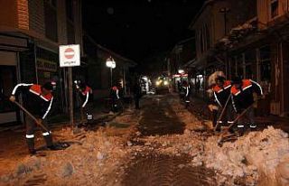 Sungurlu’da belediye ekiplerinin kar mesaisi sürüyor