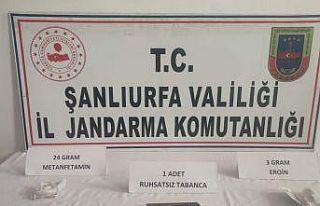 Şüpheli araçtan uyuşturucu ve silah çıktı