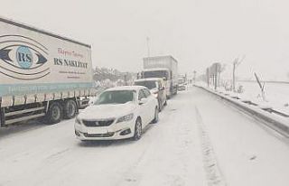 Süpürgelik’te trafik akışına kar engeli