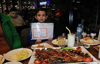 Takdir ve teşekkür belgesi alan öğrencilere Adana...