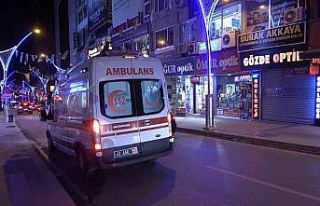 Takip edilip cadde ortasında bıçaklandılar