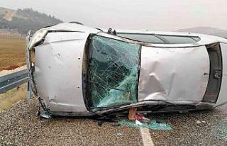 Takla atan otomobil ters döndü