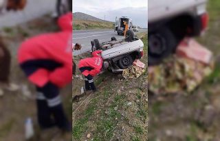 Takla atan otomobildeki 4 kişi yaralandı