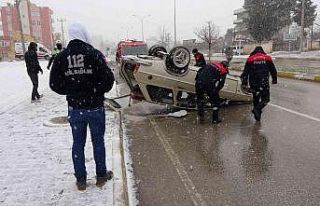 Takla atan otomobilini bırakıp kaçtı