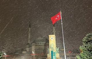 Taksim Meydanı’da kar etkisini arttırdı
