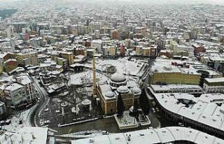 Tarihî Zağnos Paşa Camii beyazlar içinde kaldı