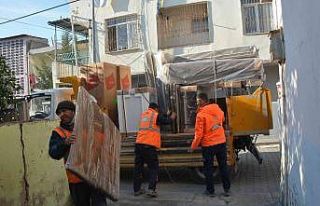 Tarsus’ta evi yanan 3 aileye eşya desteği