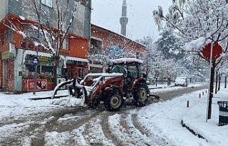 Taşova Belediyesi, kar temizleme ve tuzlama çalışmalarına...