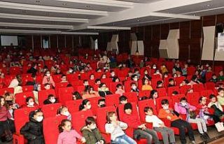 Tatilde öğrenciler Karagöz’le eğlendi