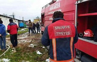 Tavuk çiftliğinde çıkan yangın itfaiye ekiplerince...