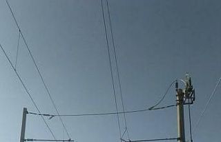 TCDD’ye ait yüksek gerilim telini çalarken akıma...