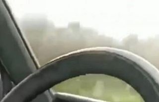 Tek şeritli yolda hız yaparken kendi kazalarını...