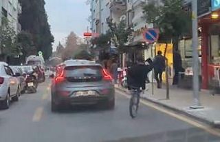 Tek teker üstünde hem kendini, hem de trafiği tehlikeye...