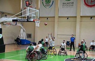 Tekerlekli sandalye basketbol takımı farklı kazandı