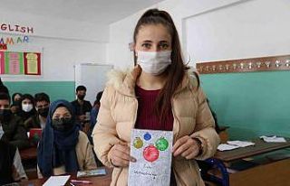 Teknolojiye inat mektupla sınırları aştılar