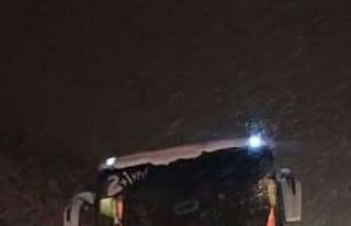 TEM’de bariyerlere çarpan otobüste mahsur kalan...