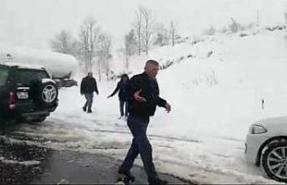 TEM’de kalan araçları, vatandaşlar kendi çabalarıyla...