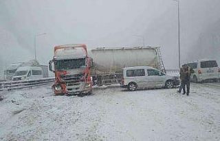 TEM’de makaslayan tır Bolu Dağı Tüneli’de...