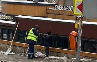 Temizlik görevlisinin hareketi yürekleri ısıttı