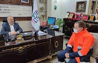 Temizlik işçisi yolda bulduğu parayı sahibine...