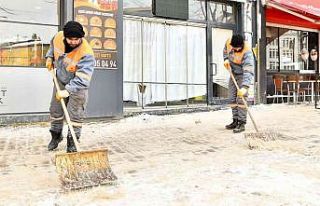 Tepebaşı’nda kar ile mücadele hız kesmiyor