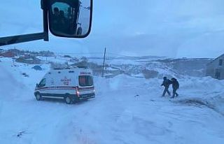 Tipi nedeniyle yolda kalan ambulans ile 20 araç kurtarıldı
