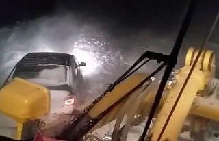Tipide araçlarıyla mahsur kalan vatandaşları karla...