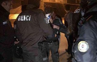 TIR dorsesinden demir çalan hırsız, vatandaşlar...