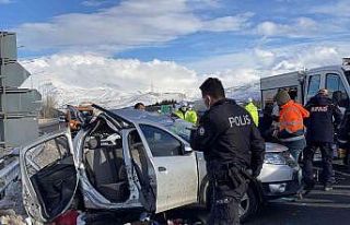 Tır, otomobile çarptı: Anne ile kızı öldü