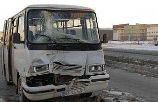 Tıra arkadan vuran işçi servisindeki 4 kişi yaralandı