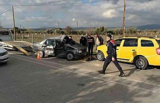 Tıra çarpan otomobil savrularak başka bir araca...