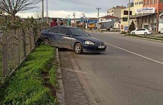 Tıra çarpan otomobil sürücüsü yaralandı