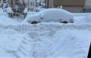 Tokat’ta araçlar kar altında kayboldu