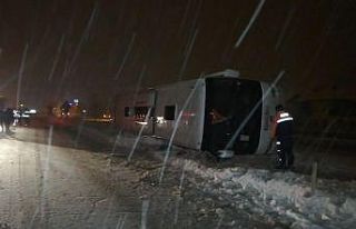 Tokat’ta yoldan çıkan otobüs devrildi: 13 yaralı